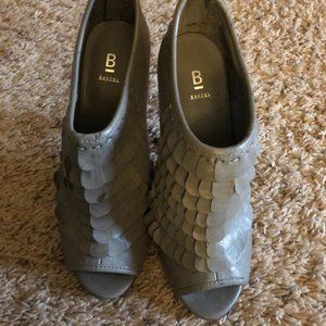 Baker ruffle heeled shoe sz 65b (6.5)